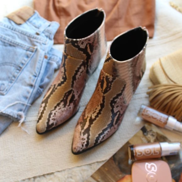🚨//Coachella Collection// Pink Snake print bootie - Picture 8 of 8